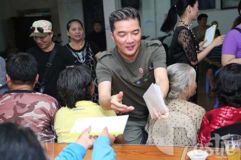 Sau khi kết thúc bữa ăn ấm áp tình nghệ sĩ, Đàm Vĩnh Hưng và Lệ Quyên đã đích thân đi trao tặng từng phần quà đến tay các cô chú.