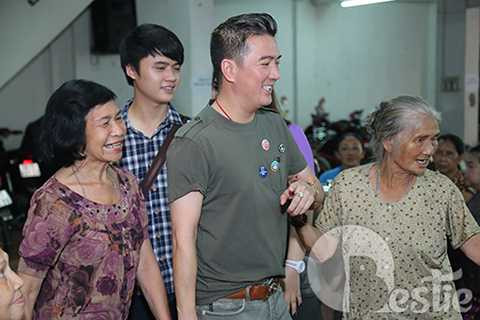 Nghệ sĩ Hồng Sáp đã nhiệt tình đưa nam ca sĩ đi tham quan Đình Nhơn Hòa - vốn là trụ sở của gánh hát Huỳnh Long mà đều đặn hàng ngày bà vẫn thường lui tới để chăm sóc bàn thờ tổ, chăm sóc trang phục diễn của các nghệ sĩ. Đôi khi nhớ nghề, bà lại tự cất lời ca trong nỗi cô đơn và lặng lẽ.