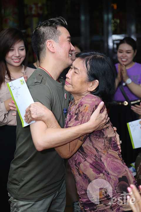 Những cảm xúc chân thật, những hình ảnh thấm đượm yêu thương và tình người, chắc chắn sẽ luôn là kỉ niệm đẹp không thể nào quên đối với Ông hoàng nhạc Việt.