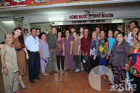 Các nghệ sĩ gạo cội chụp ảnh lưu niệm cùng Mr Đàm cùng những người bạn và các học trò.