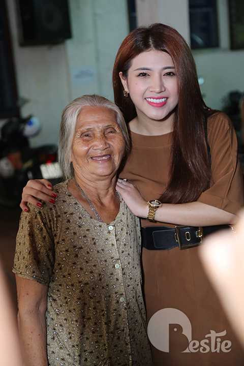 Nghệ sĩ Hồng Sáp – người được biết đến qua nhiều vai đào lẳng, đào độc trong vở Lưu Kim Đính, vở Tấm Cám hay các vai cụ già trên sân khấu cải lương. Ở cái tuổi gần đất xa trời, đáng lẽ người nghệ sĩ già này phải được nghỉ ngơi nhưng gánh nặng mưu sinh vẫn đè nặng trên vai. Trong ảnh, Tố Ny lưu giữ khoảnh khắc kỷ niệm cùng nữ nghệ sĩ gạo cội Hồng Sáp.