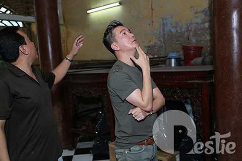 Sau khi được đưa đi tham quan một vòng nơi các nghệ sĩ vẫn tụ hội mỗi khi nhớ nghề, giọng ca Không phải em cảm thấy vô cùng lo lắng.