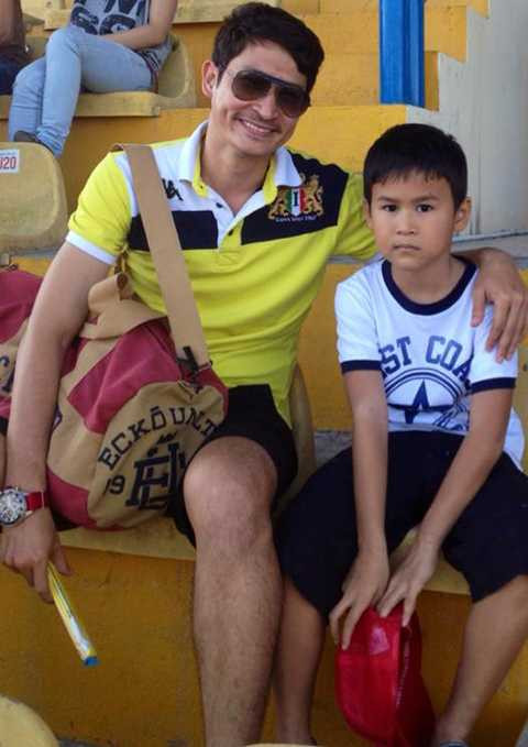 Chị Hoàng Anh cho biết: Huy Khánh cư xử với con như một người bạn, hiểu được con cần gì, muốn gì. Không có nhiều thời gian dành cho con, vì Khánh khá bận, nhưng khi con gọi là Khánh sẽ đến.