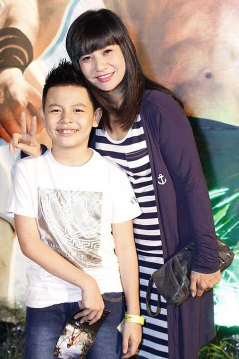 Cát Phượng hạnh phúc bên Cu Bom, cậu con trai của cô và Thái Hòa vừa tròn 9 tuổi. Nói về cuộc sống mới của hai mẹ con, Cát Phượng nói chị có niềm vui riêng và không buồn nhiều. Có người đàn ông để yêu thương, có công việc để sống có ý nghĩa hơn. 