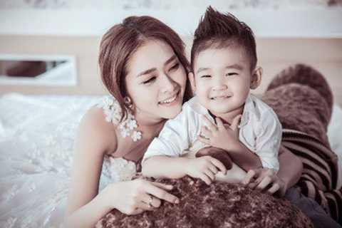 Hiện tại, do bận rộn với công việc và lịch quay hình nên Diệp Bảo Ngọc đã chuyển về sống chung với bố mẹ ruột để tiện việc chăm lo cho con trai nhỏ. Dù vậy, cô vẫn luôn dành thời gian vui chơi cùng con với mong muốn mang đến niềm vui cho bé.