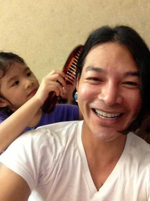 Bên cạnh đó, ông bố sinh năm 1977 luôn hết mực yêu thương con gái Bảo Tiên. Hầu như trên trang cá nhân của Bảo Sơn đều là hình ảnh và những clip của cô con gái Bảo Tiên.