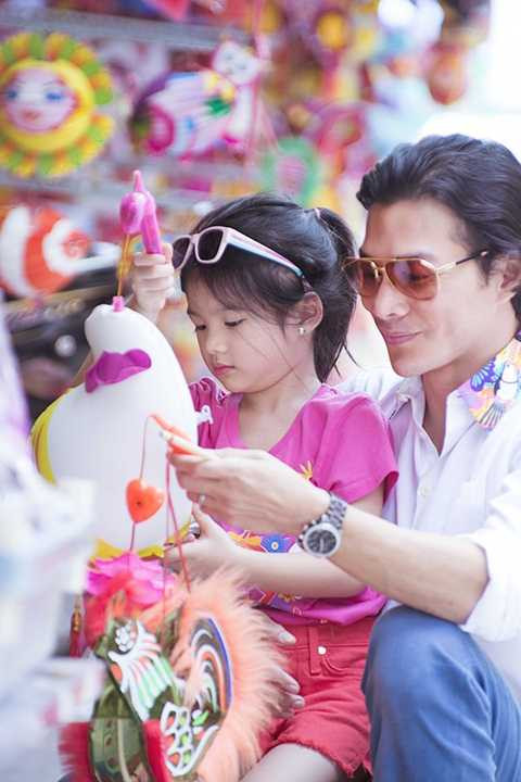 Anh thường đưa con đi tập bơi, chơi đàn và lái xe đưa con đi ăn. Những người quen biết với Bảo Sơn đều phải thừa nhận rằng ông bố điển trai này rất mực thương con.