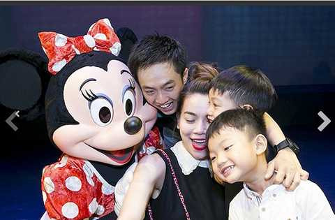 Thời gian qua, cặp đôi thường xuyên hội ngộ trong những lần cùng nhau đưa con trai đi chơi. Những hình ảnh vui vẻ của gia đình Hà Hồ - Cường Đôla được cập nhật trên trang cá nhân của họ khiến khán giả vui mừng và mong chờ một sự tái hợp trong tương lai.