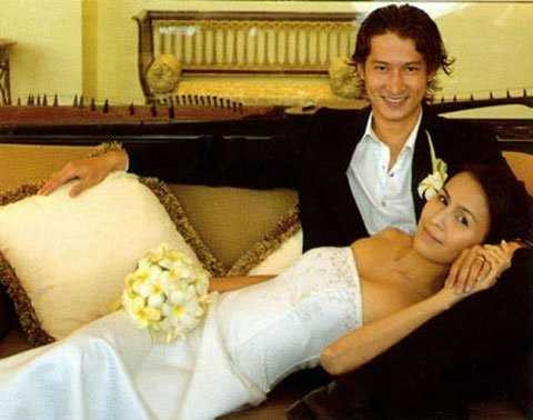 Sau mối tình với Tăng Thanh Hà, Huy Khánh yêu và lên xe hoa với Lương Hoàng Anh - người vẫn tự nhận là Diễm cuối của nhạc sĩ Trịnh Công Sơn. Lương Hoàng Anh và Huy Khánh có với nhau một cậu con trai khá kháu khỉnh tên là Ghini. Tuy nhiên, cuộc hôn nhân cũng sớm rạn vỡ, cả hai đường ai nấy đi cùng với nhiều điều tiếng không mấy tốt đẹp.