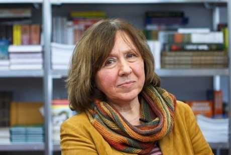 Nữ văn sĩ người Belarus - bà Svetlana Alexievich