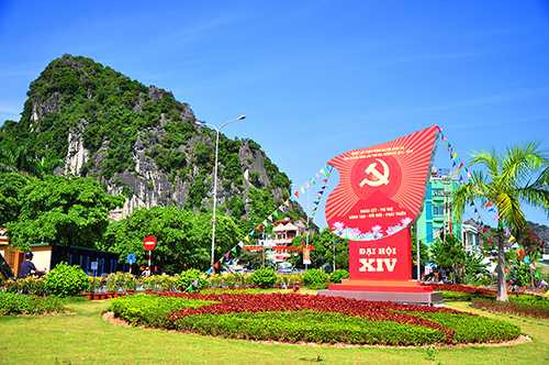 Pa nô lớn được trang trí tại vườn hoa trước trụ sở UBND tỉnh (phường Hồng Hà) Pa nô lớn được trang trí tại vườn hoa trước trụ sở UBND tỉnh (phường Hồng Hà)