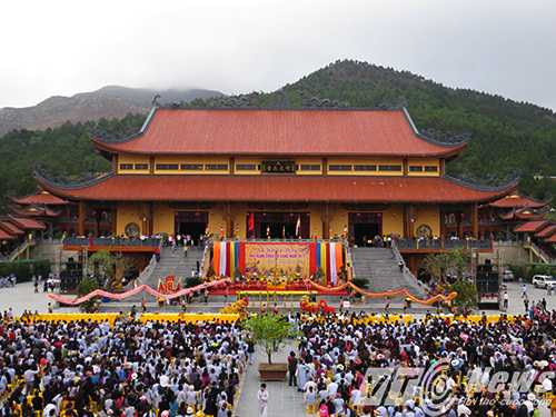 Chùa Ba Vàng (TP Uông Bí, Quảng Ninh), một công trình văn hóa, tâm linh có nhiều cái nhất, được khánh thành năm 2014, với tổng giá trị đầu tư xây dựng - Ảnh MK Chùa Ba Vàng (TP Uông Bí, Quảng Ninh), một công trình văn hóa, tâm linh có nhiều cái nhất, được khánh thành năm 2014, với tổng giá trị đầu tư xây dựng - Ảnh MK