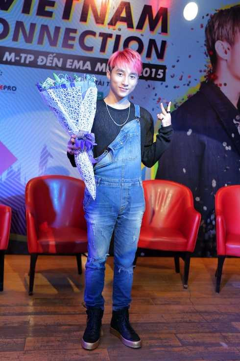 Sơn Tùng diện quần yếm trong lễ công bố mini concert.