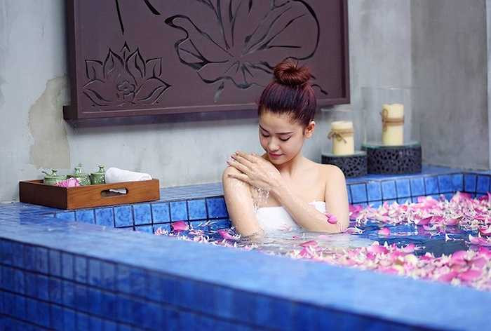 Nhờ vậy mà làn da cô nàng ngày càng trắng khỏe, rạng rỡ và không hề có dấu hiệu bị lão hóa sớm.