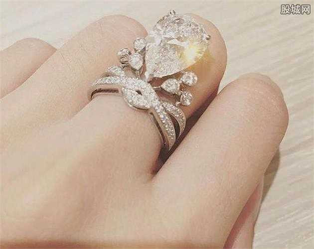 Angelababy khoe nhẫn cưới hình vương miện 20 tỉ đồng.