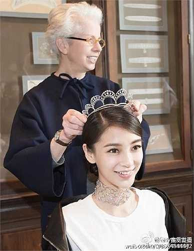 Ngoài ra, Angelababy còn cho đặt chiếc vương miện từ thương hiệu trang sức CHAUMET thành lập từ năm 1780, từng thiết kế trang sức cho vương hậu Pháp. Giá trị của vương miện cũng chưa được tiết lộ.