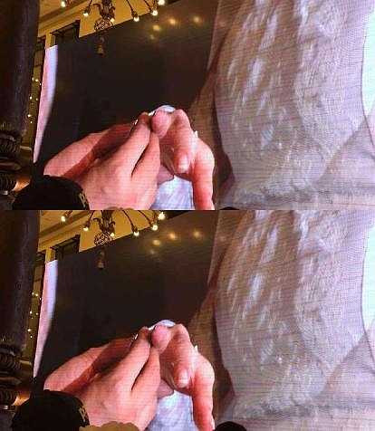 Cảnh cặp đôi trao nhau nhẫn cưới đêm thành hôn.