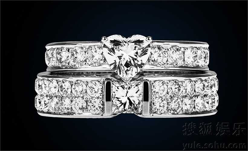 Riêng trong lễ thành hôn tối 8.10 tại Thượng Hải mới đây, xuất hiện 3 chiếc nhẫn kim cương lấp lánh, trong đó cặp nhẫn đôi cả hai dành trao cho nhau trong hôn lễ.