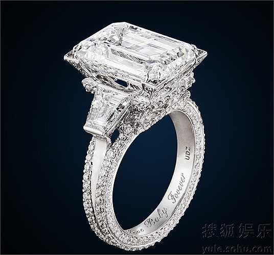 Chiếc còn lại Huỳnh Hiểu Minh 'thửa riêng' tặng bà xã với dòng chữ khắc bên trong 'Love Baby Forever' đầy tình cảm mà tài tử dành tặng vợ yêu. Được biết chiếc nhẫn này thuộc dòng nhẫn Cartier Solitaire 1895. Cả 3 chiếc nhẫn trong hôn lễ được giới thạo tin showbiz ước tính lên đến 100 tỉ đồng.