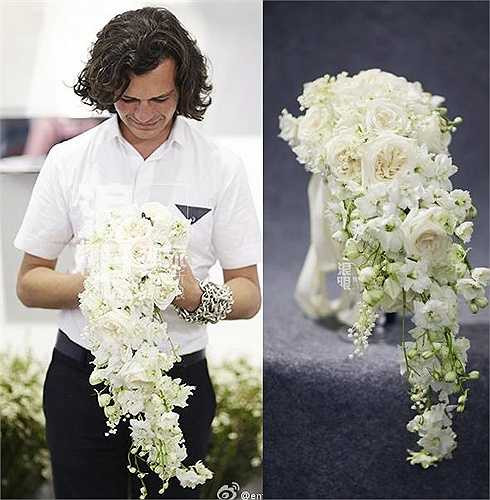 Hoa tươi trong đám cưới của Angela Baby do nghệ sĩ cắm hoa đẳng cấp nước Pháp Eric Chauvin lên ý tưởng và thiết kế. Bản thân Eric đã hai lần bay đến Bắc Kinh gặp gỡ và trò chuyện cùng Angela Baby trước khi diễn ra đám cưới 2 tháng, sau đó tìm hiểu suy nghĩ và nguyện vọng của cô dâu để cho ra những tác phẩm hoa nghệ thuật phù hợp với đám cưới nhất.