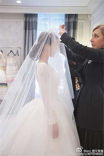 Hơn nữa, những người thợ thủ công của Dior còn sử dụng gần 50m vải tuyn tạo thành chiếc váy 7 tầng, tạo nên hình vương miện hoa hoàn hảo, ẩn hiện dưới thân váy.