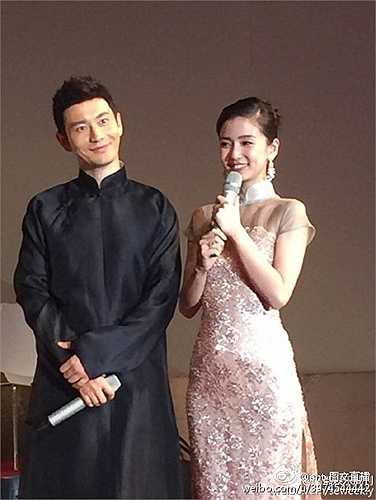 Sau đám cưới Angelababy thay bộ váy khác theo phong cách sườn xám.