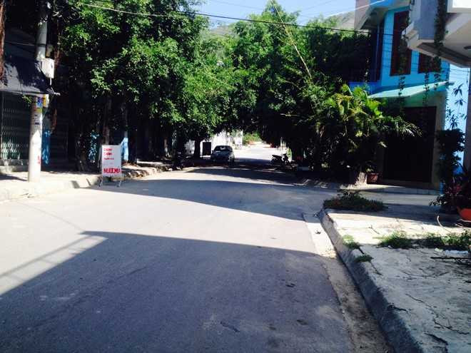 Con hẻm nơi người chồng chết gục sau khi bị chém. Ảnh: L.P