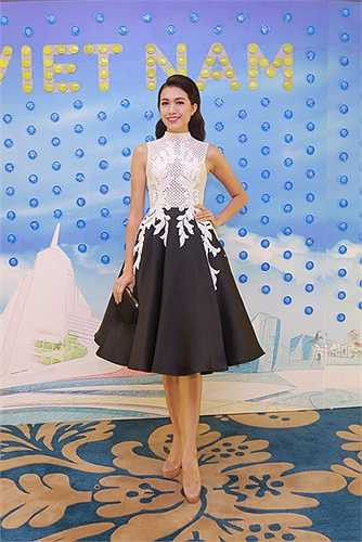 Á hậu Lệ Hằng xuất hiện trong bộ váy thanh lịch khoe vẻ đẹp không tỳ vết.