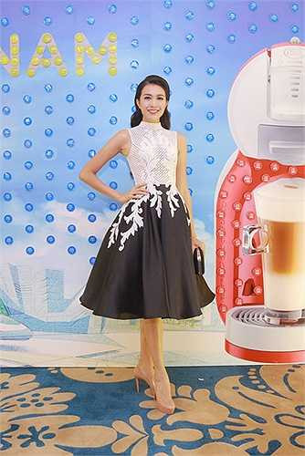 Vừa giành được ngôi vị á hậu 2 tại cuộc thi Hoa hậu Hoàn vũ Việt Nam 2015, á hậu Lệ Hằng trở thành tâm điểm chú ý trong sự kiện diễn ra tối qua