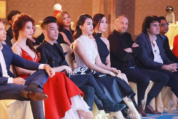 Với bộ váy thanh lịch, Lệ Hằng vô cùng ấn tượng với vẻ đẹp thanh lịch pha chút cổ điển của mình.