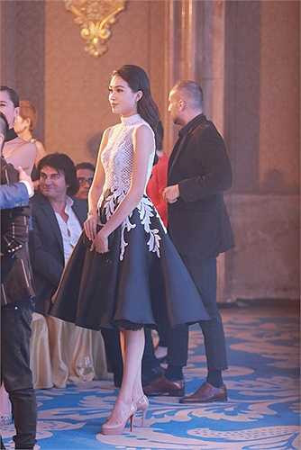 Chính vì vậy Lệ Hằng luôn có phong cách tạo dáng thảm đỏ rất chuyên nghiệp. Với chiều cao 1m74 cũng giúp Lệ Hằng nổi bật trước đám đông.