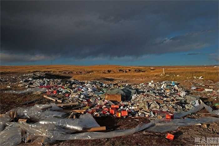 Nhưng ý thức kém của nhiều người khiến hồ biến thành bãi rác