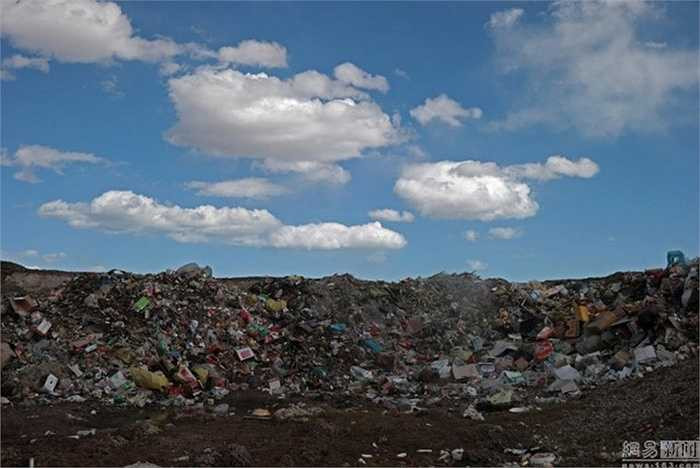 Nhiều du khách còn phản ứng lại nhân viên vệ sinh khi được yêu cầu không xả rác