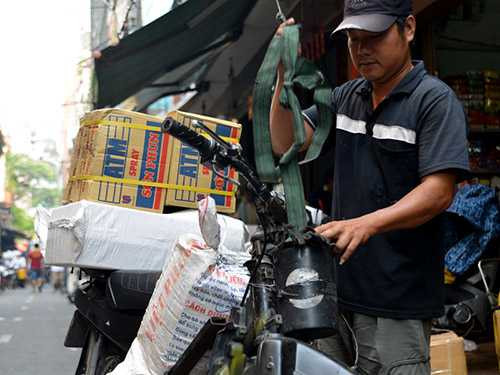 Anh Hoàng kể: Gia tài cha tôi để lại cho tôi hơn 10 năm nay rồi, nó là cần câu cơm của cả gia đình tôi đó. Bây giờ cứ chạy thôi chứ tôi không bán đâu...