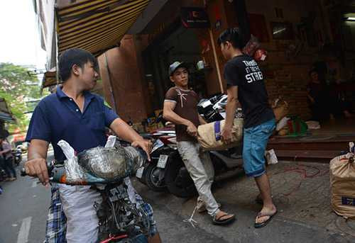 Hàng ngày những chiếc xe cà tàng vẫn len lỏi qua những con phố nhỏ vì tính cơ động