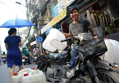 Anh Phương bên chiếc xe làm bạn 2 năm nay sử dụng nó rất thích vì không sợ bị trầy xước, có vứt đâu cũng không sợ ai lấy...