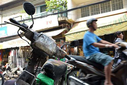 Phía trước đèn đã bể được gia cố bằng băng dính