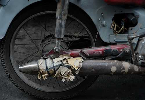 Ngay cả ống pô bị bể cũng được gia cố lại tạm thời