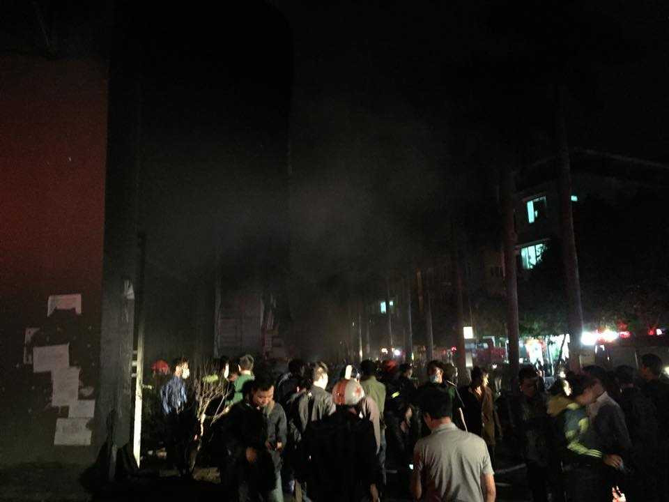 Người dân còn tụ tập rất đông trước khu vực xảy ra đám cháy