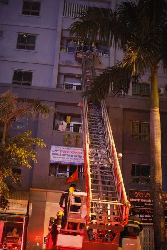 6 xe thang đã có mặt tại hiện trường liên tục đưa người dân từ tầng 10 xuống mặt đất. Ảnh: Vietnamnet