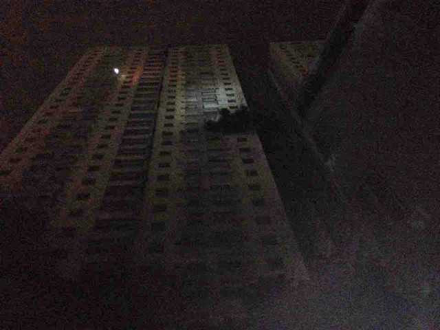 Sau 10 phút bốc lên từ tầng hầm, trên các tầng cao của toà nhà CT4A, khói đen đặc cũng đang ào ra.