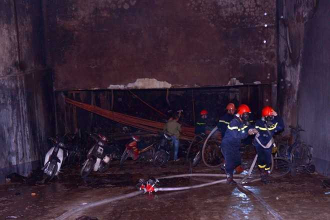 Hầm tòa nhà đang được lực lượng PCCC phun nước. Ảnh: Anh Tuấn/Zing