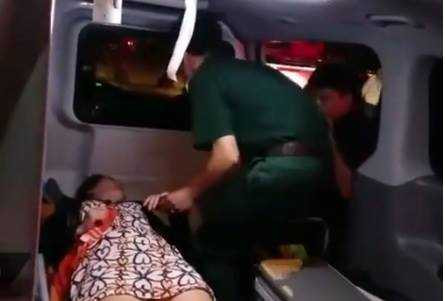 Người dân được đưa đi cấp cứu (Ảnh: Zing)