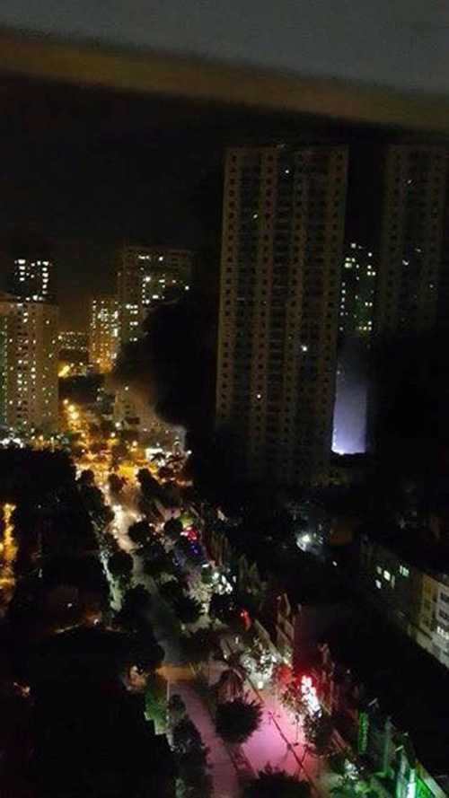 Chị Ngọc Lan, một người dân sống tại tầng 17 tòa nhà T4A cho hay, ngay sau khi phát hiện đám cháy, tòa nhà đã cắt điện