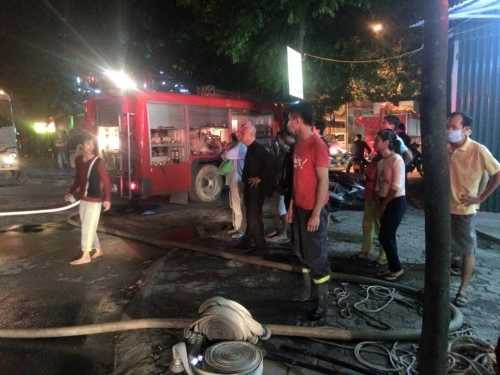 Các lực lượng chức năng đang có mặt tại hiện trường tổ chức chữa cháy và cứu hộ người dân còn đang mắc mẹt trong các tầng - Ảnh Người đưa tin