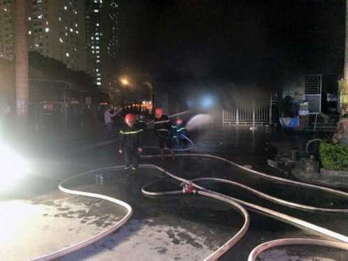 Lực lượng cứu hỏa triển khai công tác chữa cháy - Ảnh Người đưa tin