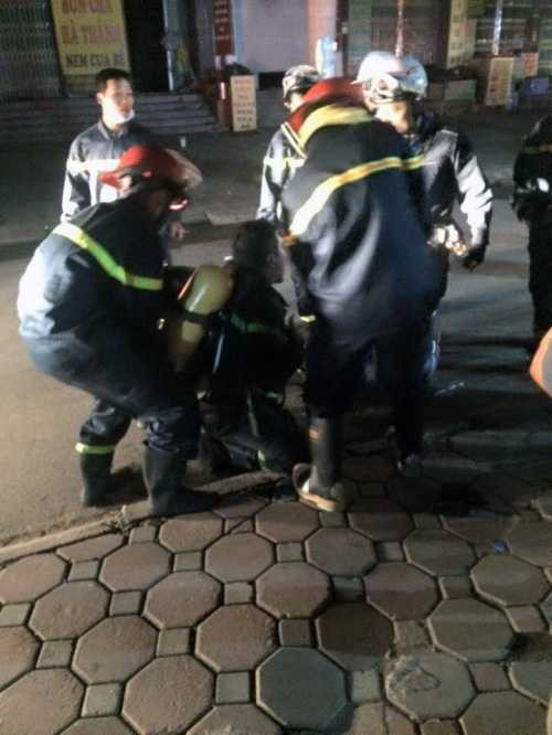 Lực lượng PCCC đeo mặt lạ phòng độc chuẩn bị tiếp cận hiện trường