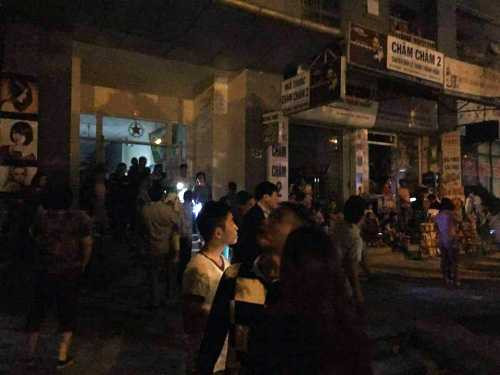 Hàng ngàn người dân theo dõi vụ cháy - Ảnh Người đưa tin