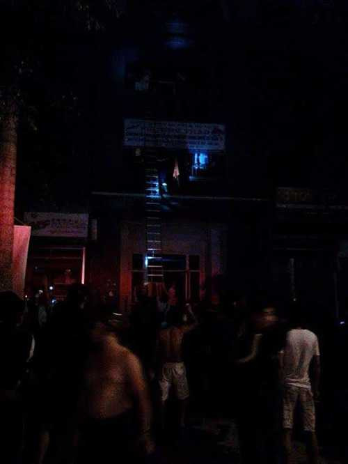 Cảnh người dân nhốn nháo khi vụ hoả hoạn xảy ra - Ảnh Phạm Huyền