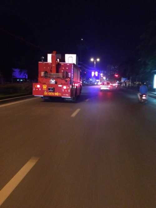 4-Xe cứu hỏa kịp thời đến hiện trường cứu hộ, cứu nạn và tổ chức chữa cháy - Ảnh Người đưa tin